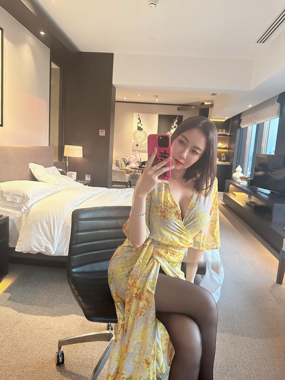 果儿Victoria - 黄色战袍 [23P] 插图1